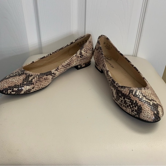 Life Stride Velocity 2.0 Vivian’s Snakeskin Flats, Size 9, NWoT - Picture 8 of 8